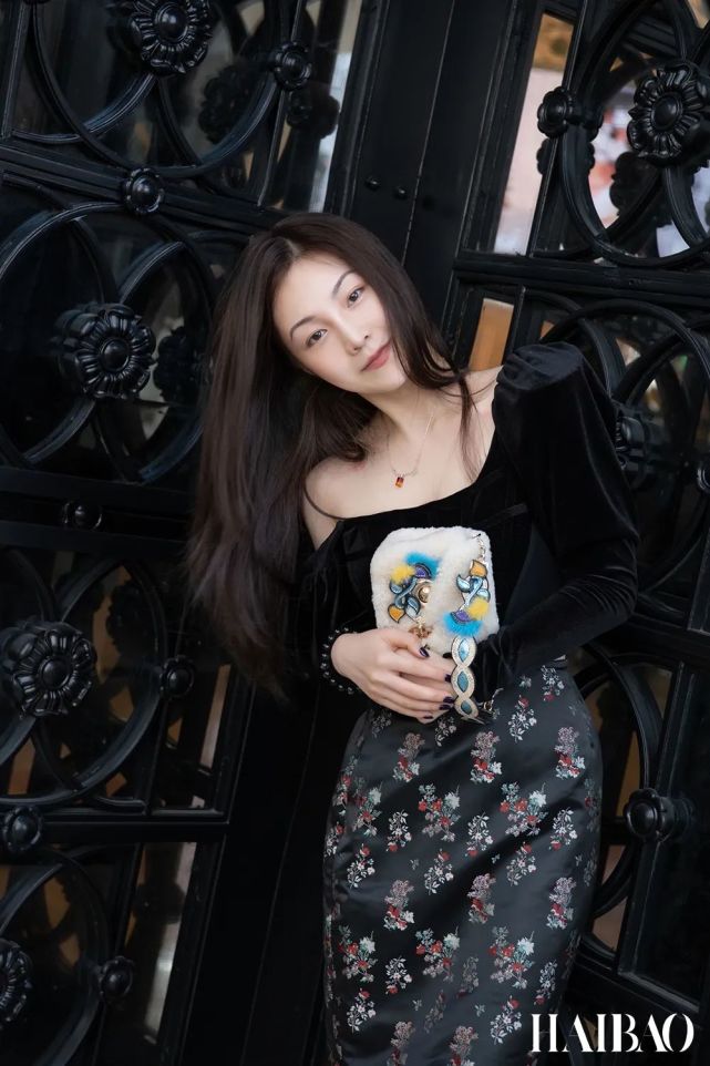 看着自己“非黑即灰”的秋冬衣柜，突然萌生了一个买新包的想法?！