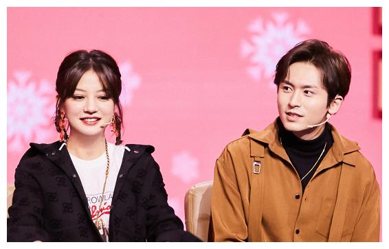 张哲瀚|张哲瀚和王佩雯疑似恋情曝光后,龚俊戴一顶绿帽子现身,表情凝重