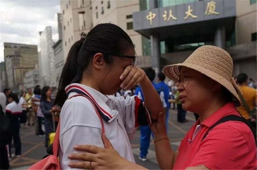 大学|女生高考后给自己估分，平时的二本线掉到大专线，一番话触动人心