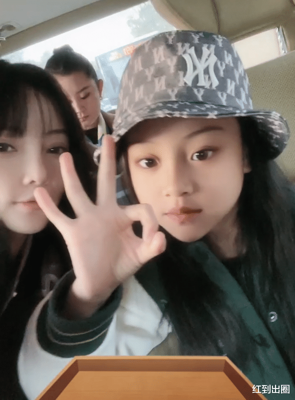 贾云馨|李小璐为女儿化“网红妆”！8岁甜馨颜值堪比整容，气质早熟引争议