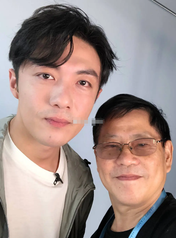 肖战|快本制作人曝生图合影，最爱与蔡徐坤合拍，王一博肖战状态很真实