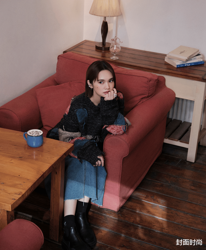 穿衣搭配|37岁杨丞琳成“时尚博主”，毛衣穿出甜姐气息，配裤装显腿长