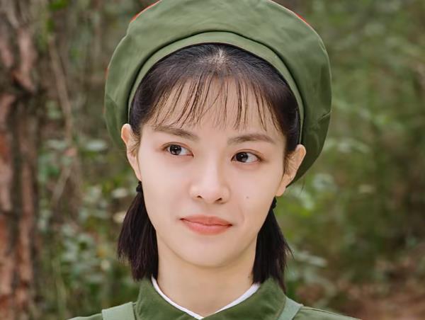 钟楚曦|《王牌部队》钟楚曦素颜很美，而且演得也很好，但设定是一大败笔