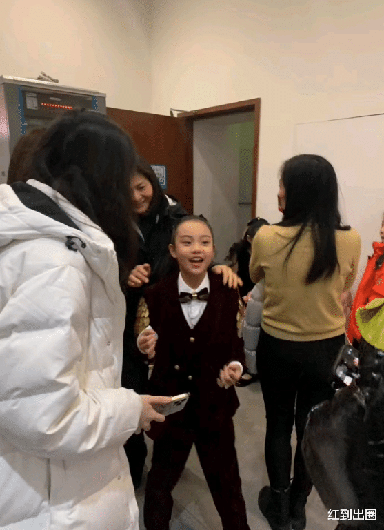 贾云馨|9岁甜馨演出后台曝光排场大！工作人员站满房间，助理只能蹲着递水