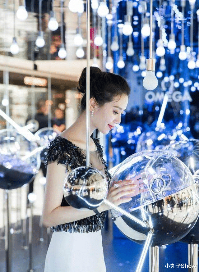 刘诗诗|当妈后气质更好！刘诗诗黑色礼服裙气质高雅，直角肩美得不真实