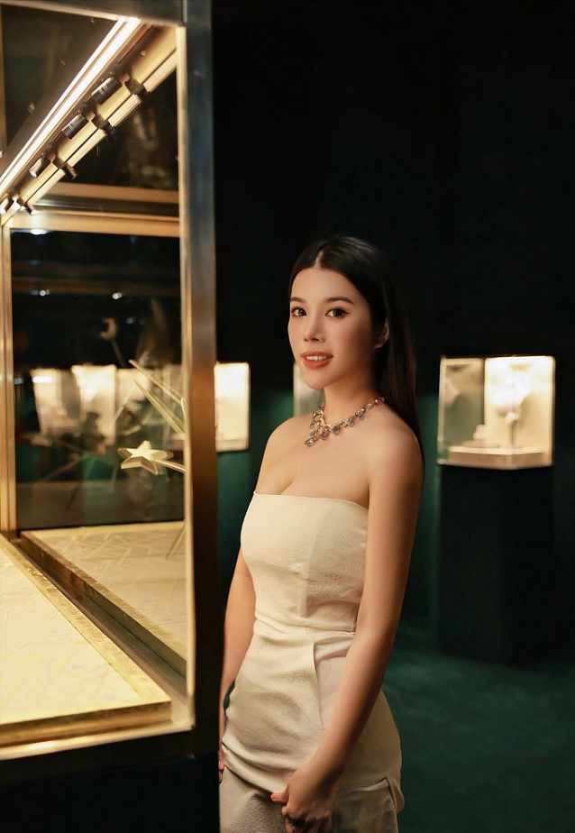 BiuFashion|余晚晚的气质虽比不上刘嘉玲,但服装搭配的挺像样,曲线很吸睛