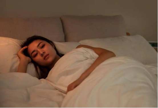 牛牛鸭|医生提醒：4种食物对睡眠很不“友好”，若想不失眠，劝少碰为好