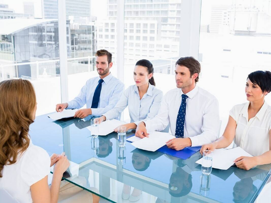 女装|当了将近 3 年的全职妈妈重返职场，有两个工作机会该怎么选？