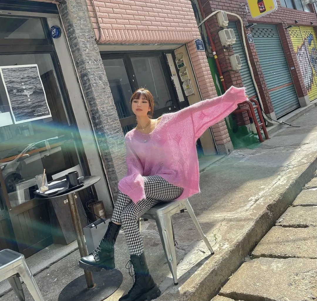 就聊一下|吊带背心与罩衫是绝配，轻松穿出动人女神范儿，搭配马丁靴超帅的