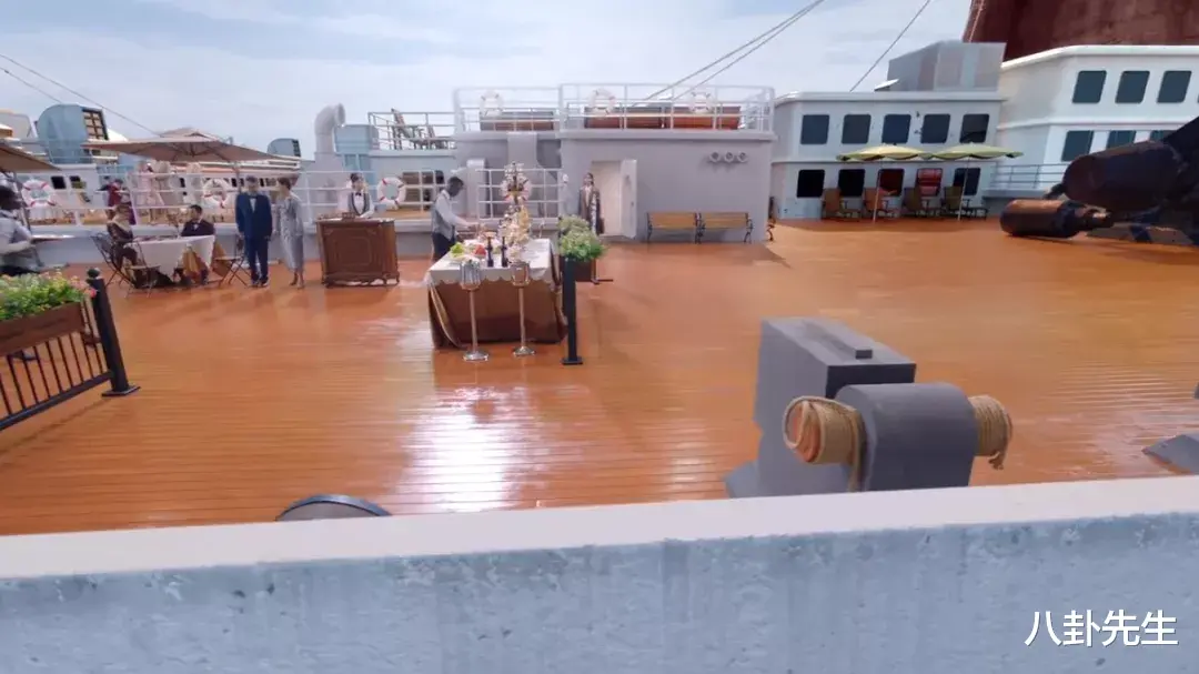 陈星旭|这部民国剧好离谱，演员妆发超时尚，男主靠耍帅拿下整个上海