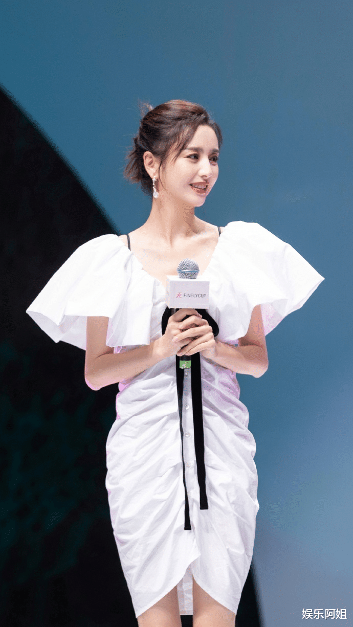 佟丽娅|陈思诚看了要后悔！36岁佟丽娅最新造型清纯又大气，尤其身材更绝