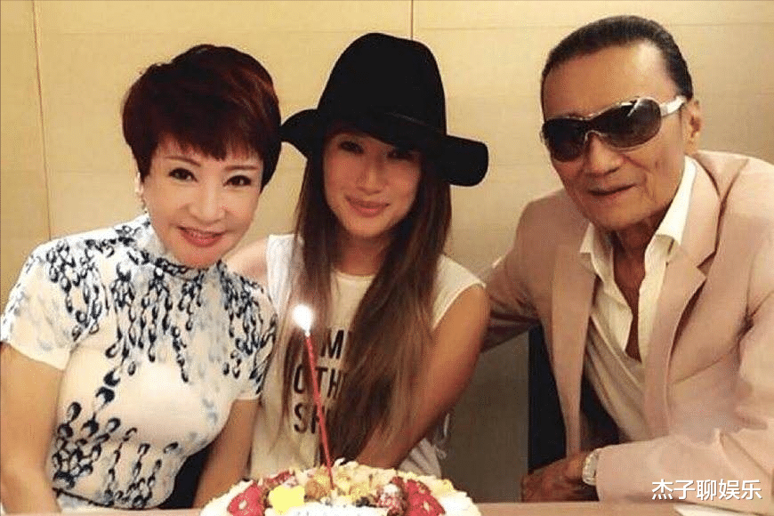 谢贤|历经6段情的谢贤：和小49岁女友分手时，我能补偿的只剩钱了