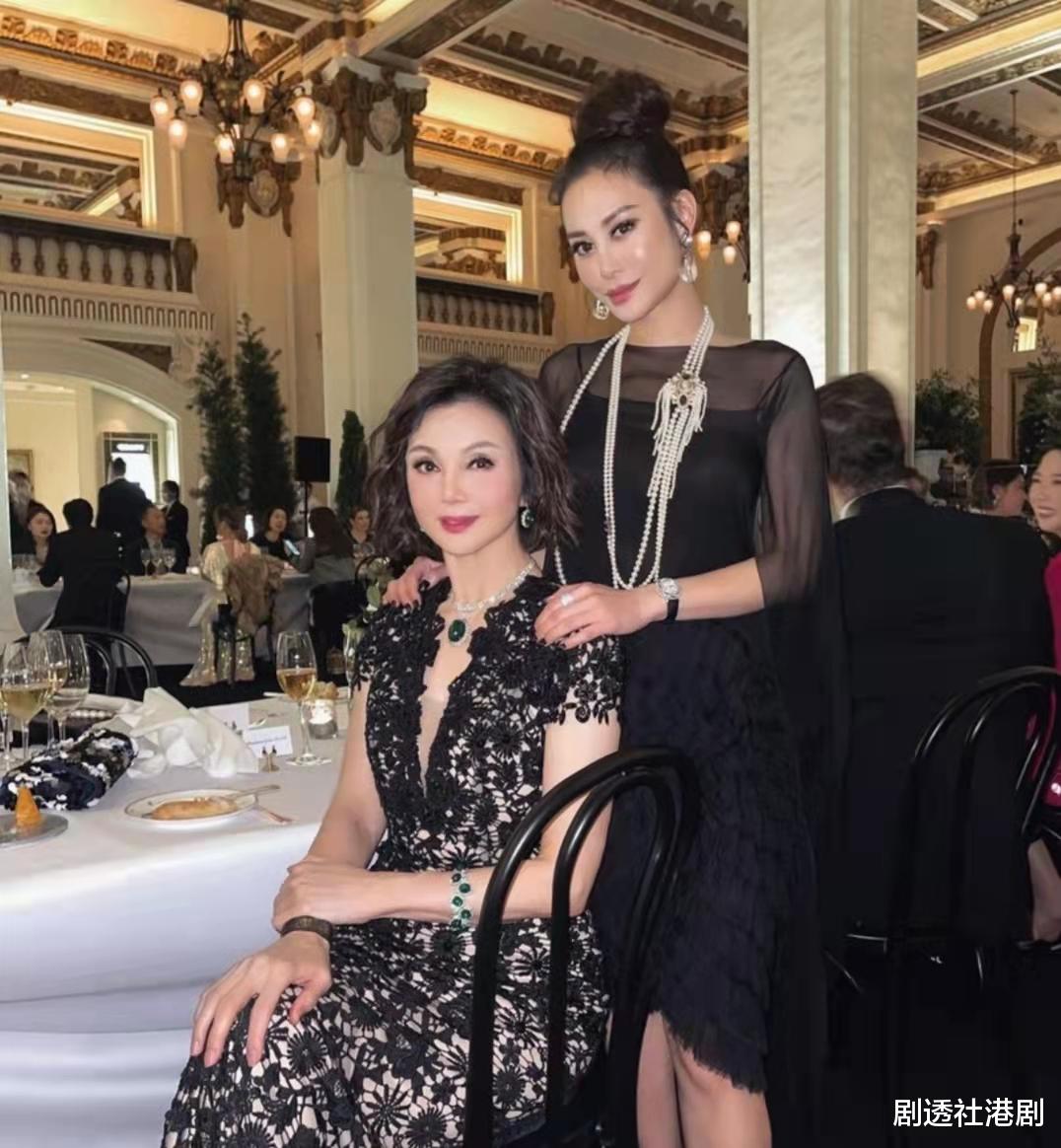 谢玲玲|豪宅中大搞睡衣派对!65岁知名女星近况曝光,曾嫁入豪门连生5子