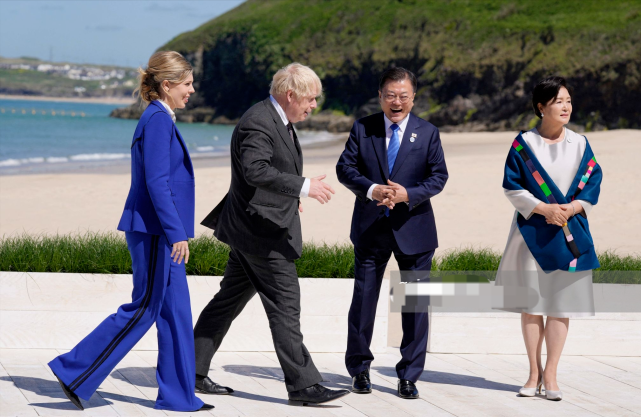 G7峰會韓日第一夫人比拼東方美！金正淑銀色緞面裙贏瞭，溫婉優雅-圖3