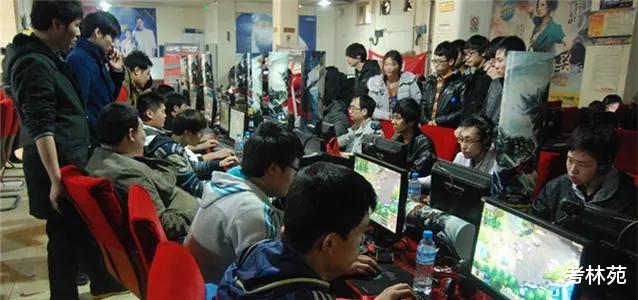 教室|学生夜不归宿，奶奶提棍棒冲进教室“教训”，老师及时制止