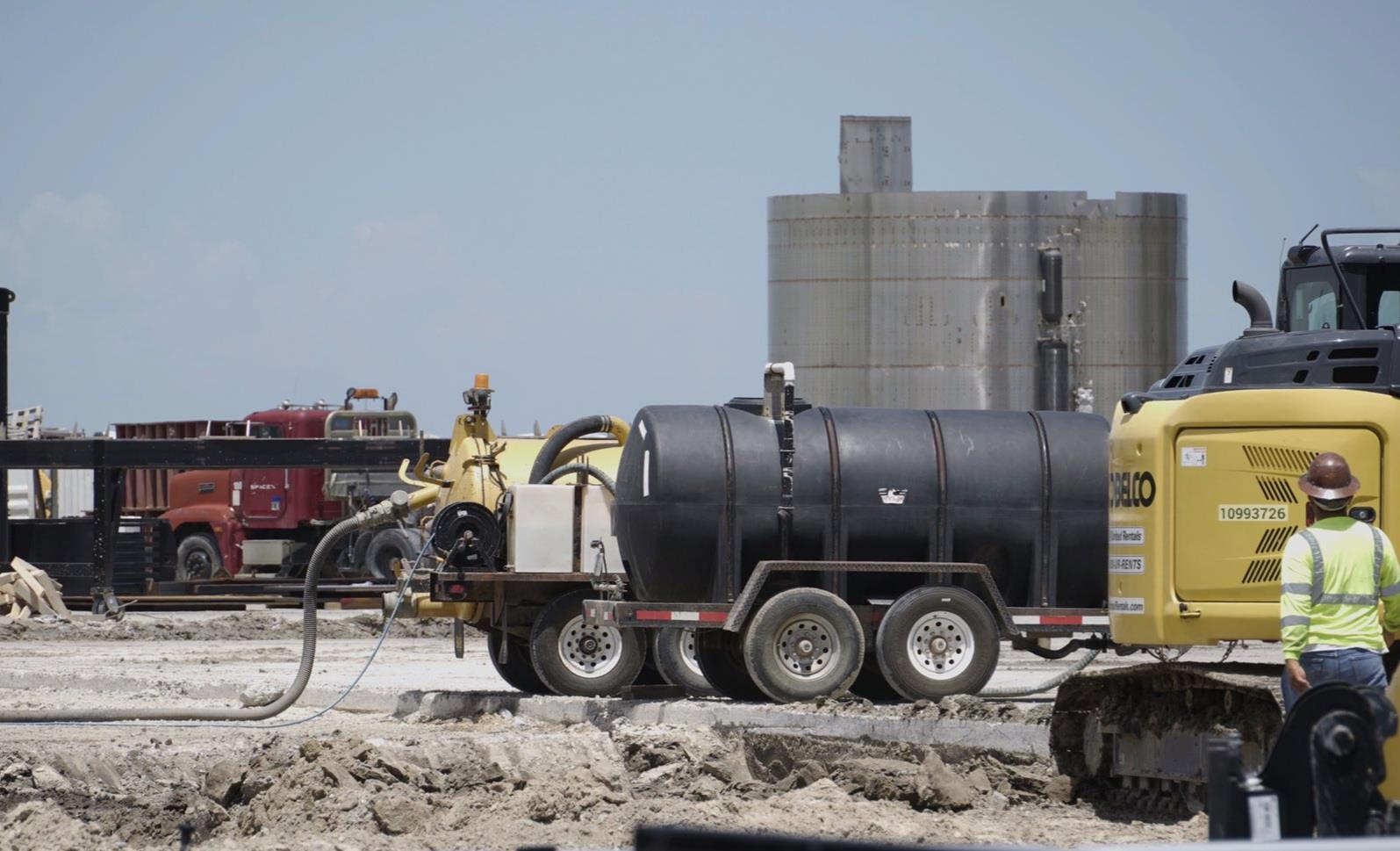 航天 SpaceX再次给星舰火箭安装29台猛禽，非常壮观