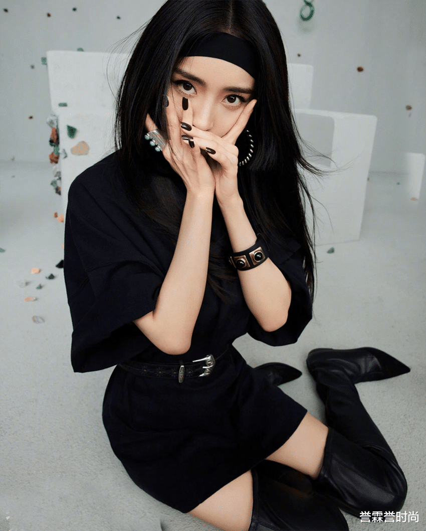 杨幂|杨幂拍片超雷人，就是把美腿拍成了“拐棍”，往上身看到挺优雅