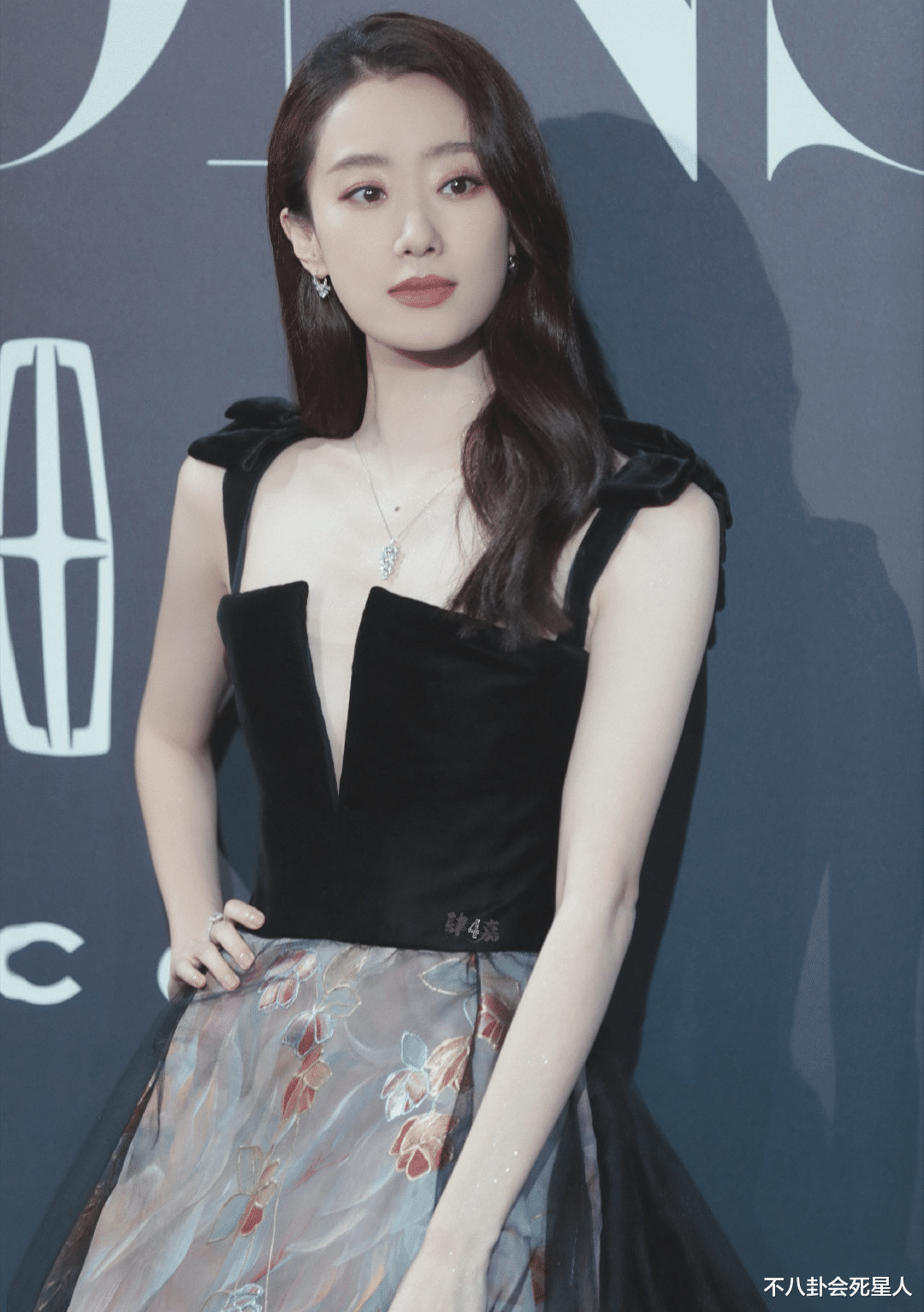 张小斐|张小斐被刘诗诗抢风头，坐拥53亿票房的她，依旧只能坐冷板凳