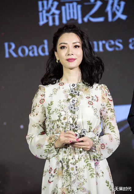 奶茶|陈数不愧是气质女神，穿碎花长裙尽显优雅，芭比粉口红更显魅力