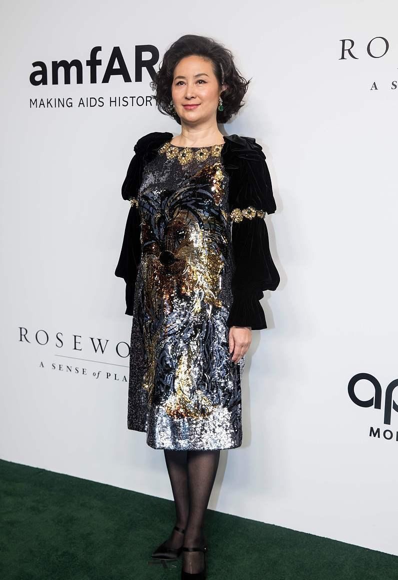 白小白的衣橱|赌王女儿真是自带气场，何超琼虽然脸上有点皱纹，但真挺有韵味