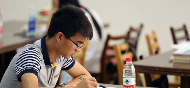 教师|考公务员很难上岸？这几条路不妨试试看，收入比公务员还稳定