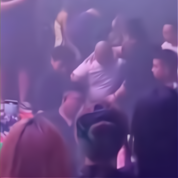 giao哥|giao哥去酒吧演出遭人痛打，众人疯狂捶打头部，发出清脆的声响