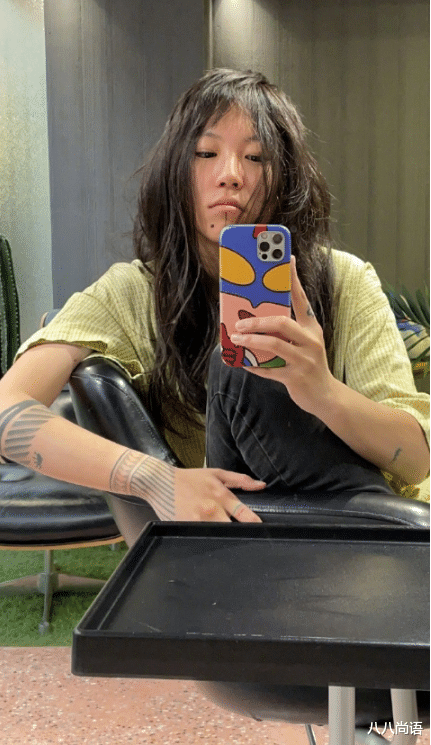 窦靖童|不愧是王菲女儿!24岁窦靖童终于长发飘飘,清纯模样像妈妈年轻时