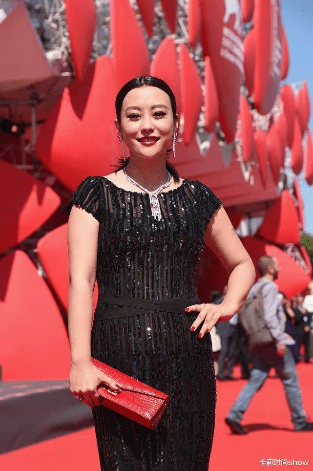 卡莉时尚show|郝蕾是真的自信！微胖身材还穿紧身裙，小肚腩都被勒出来了