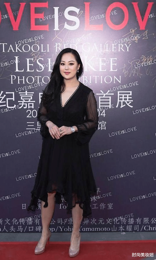 时尚美妆妞|章小蕙才是真正的“上流贵妇”,穿白衬衫配半身裙,高贵又优雅