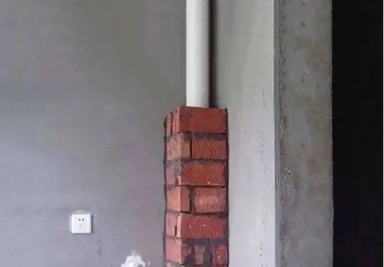 一旦看见缺德工人给你这样包水管,马上喊停,我家没听劝房子全毁了!