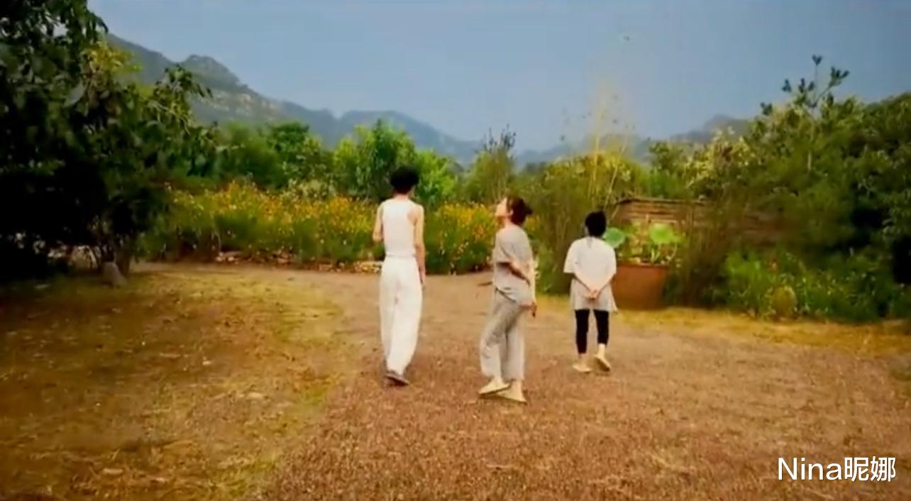 殷桃|41岁殷桃上山度假被拍，穿灰色家居服慵懒惬意，一声“老公”疑已婚