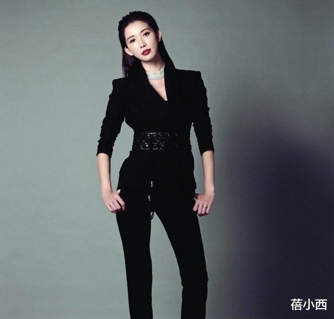 林志玲|日本媳妇林志玲的尺度缩小了，穿旗袍式短裙亮相，不露反而更性感