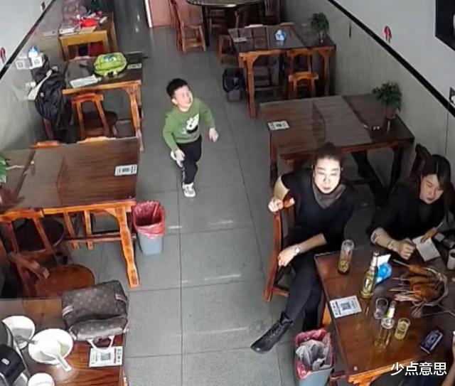 少点意思 安徽：男童误把顾客当妈妈，趴在怀里发现认错人，尴尬转身就跑！