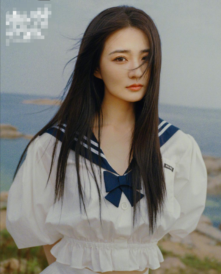 潮流搭配师甜甜|徐璐穿“水手服”清纯可人，怼脸拍颜值依旧抗打，眼神中都是故事