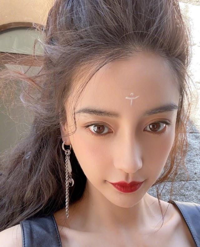 相机|baby自信过头，原相机自拍还怼脸，看皮肤：女明星也逃不过变老？