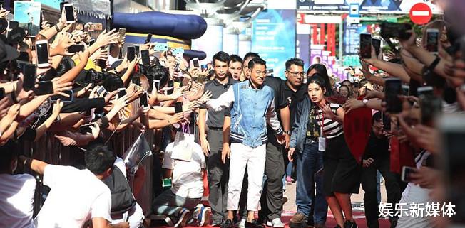 王一博|刘德华现身，新电影拍摄现场，被围观引发热议