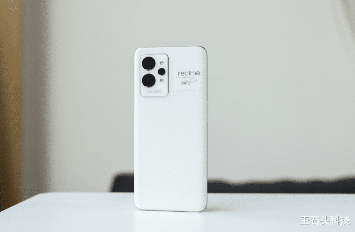 realme|realme GT2系列发布，两款手机，差价1200元，存在五大不同！