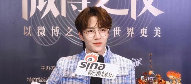 跑步|王一博巨潮!卫衣外面套短袖,彩色牛仔假发片,穿搭指南针