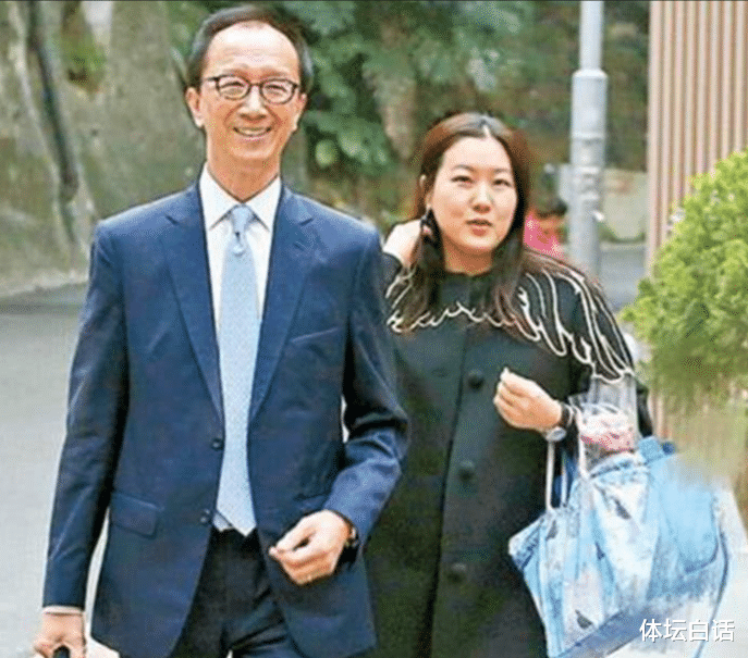 伏明霞|43岁伏明霞参加阔太聚会！衣着老气胖到没脖子，与69岁丈夫有仨娃