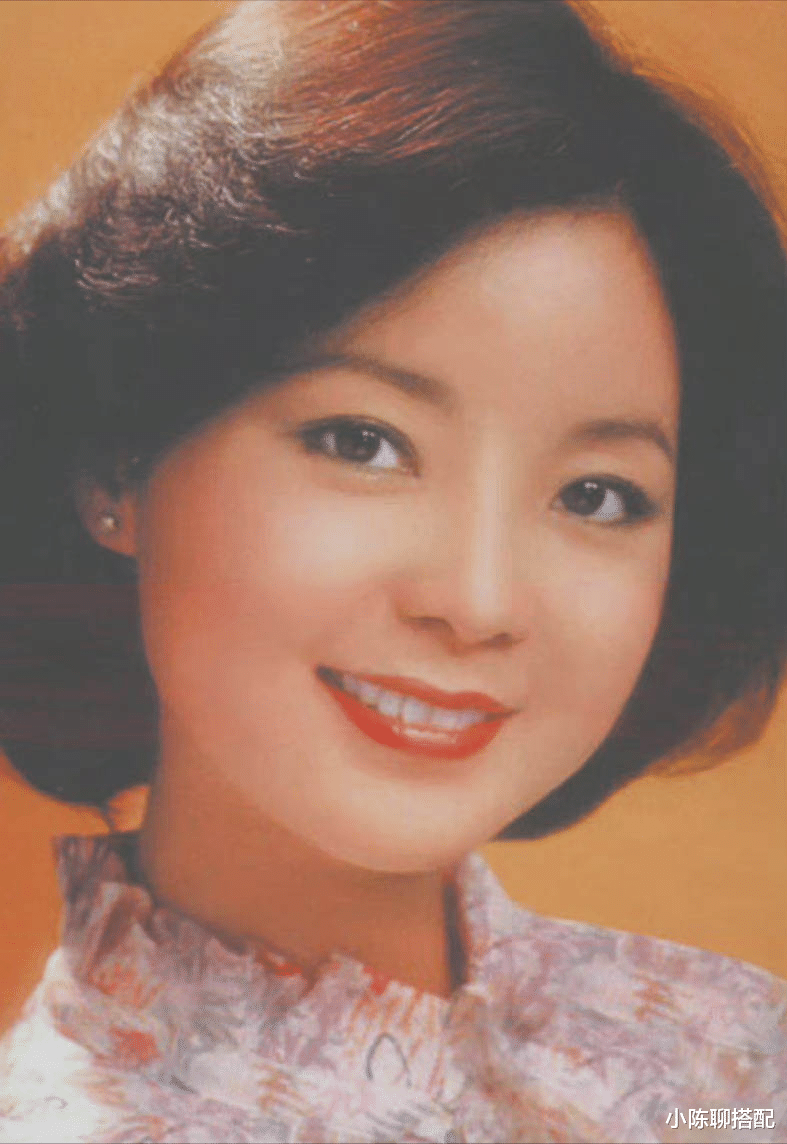 小陈聊搭配 看了邓丽君的时尚造型，突然发现：“再过30年，穿衣也不如她潮”