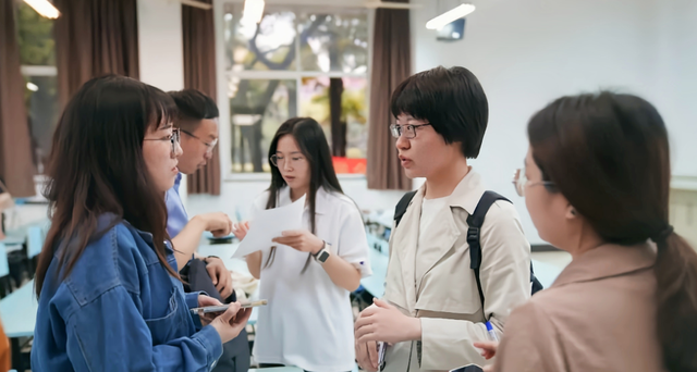 大学生|都说应届生找工作“最吃香”，隔着屏幕却透露心酸，网友：家里蹲