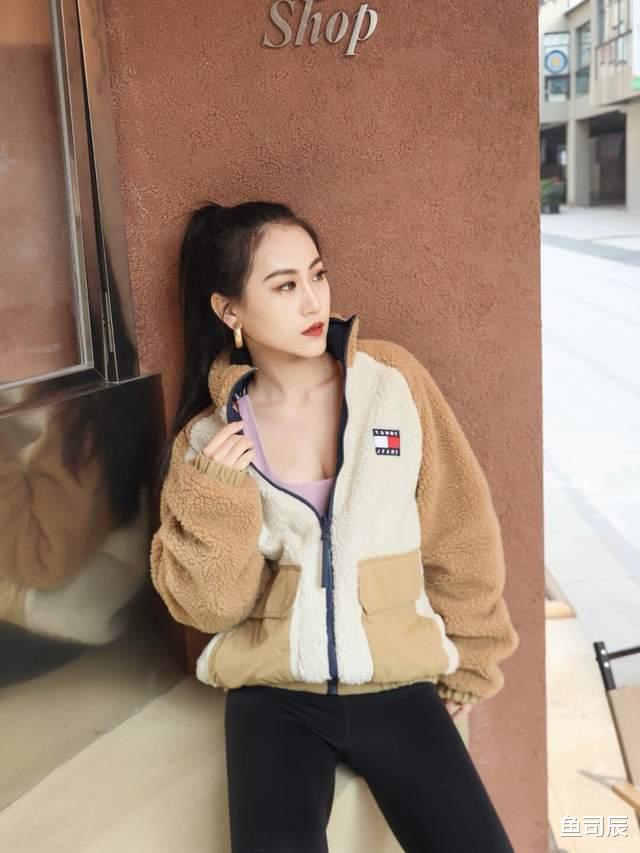 鱼司辰 秋冬季降温了，时尚博主新出的穿搭模板示范，适合小个子女生