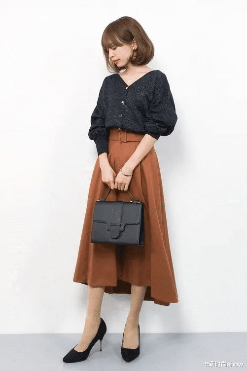 卡莉时尚show 奶奶衫+碎花裙,奶奶衫+百褶裤=今秋时髦搭配,可气质可温柔