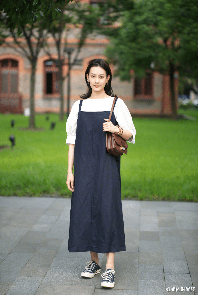 姗姐的时尚经|今夏流行一种穿法：叫“吊带外套”，优雅时髦，肩宽背厚有救了