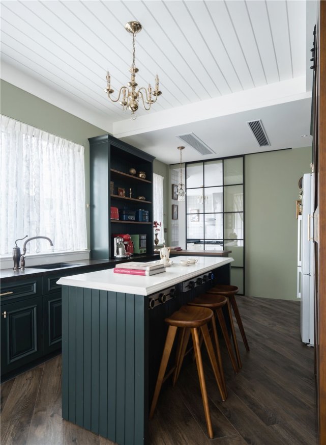 122平混搭四居室，四等分的内嵌式柜子让室内平添一份典雅