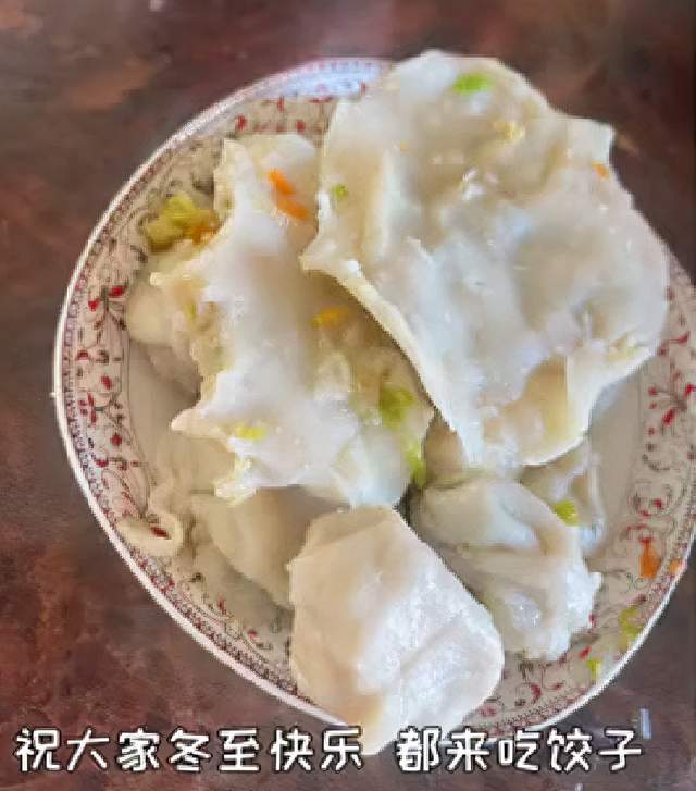 贾云馨|9岁甜馨包饺子水平太娴熟!独立擀面皮煮饺子,挽起袖子动作利落