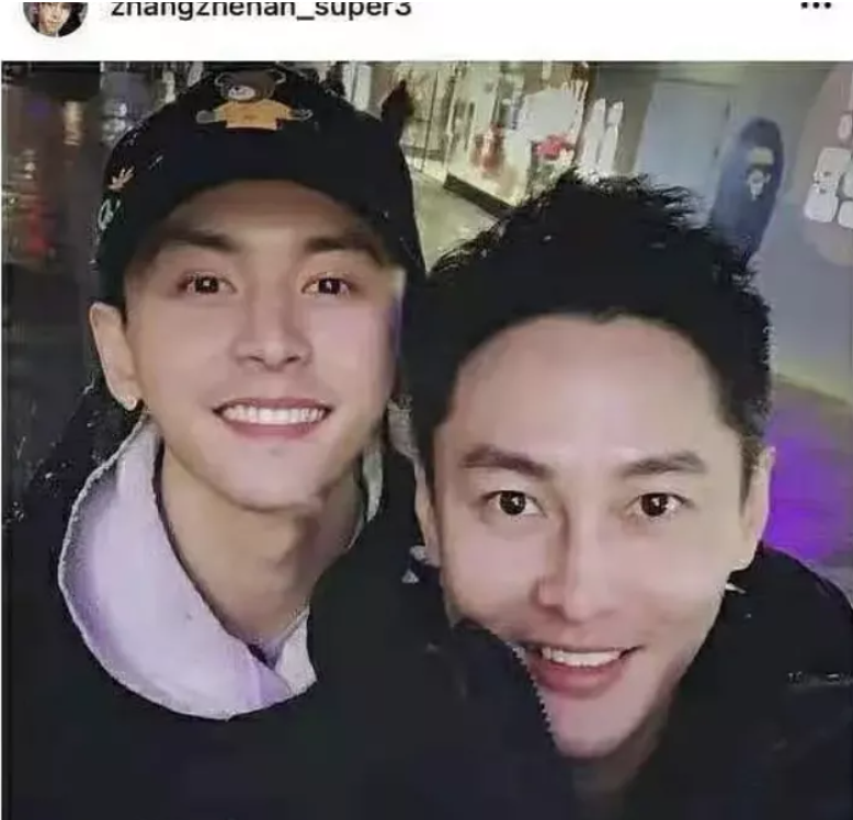 感觉会火|参观靖国神社,同前日本首相儿子合影:张哲瀚的背景,细思极恐