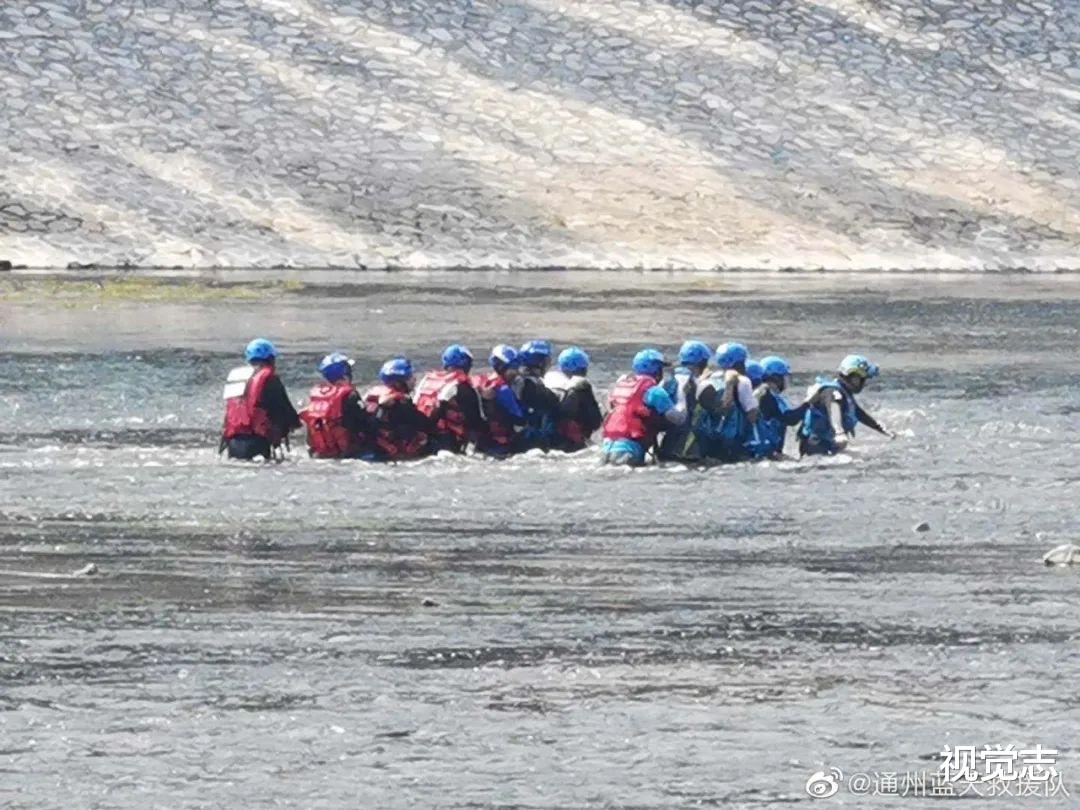 视觉志|被网暴的「蓝天救援队」。