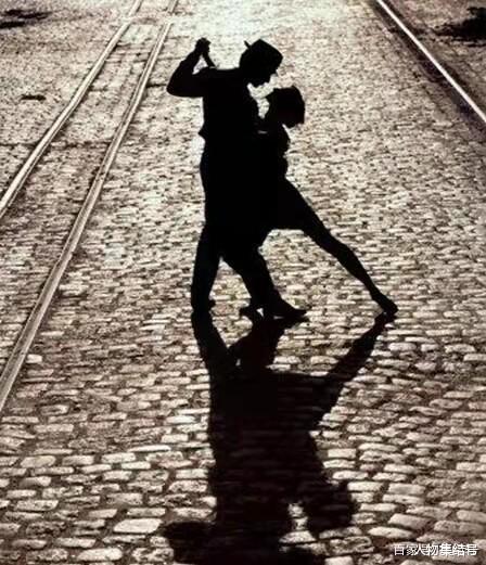 人物集结号 211个亡灵和一位老人对亡妻的痴,为何沦为一场陌生人的“秀”?