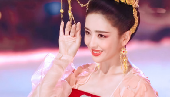 佟丽娅|38岁佟丽娅参加会议站中间！手提帆布袋接地气，笑容满面气质出众